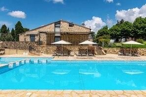 Outdoor pool, pool umbrellas, pool loungers - Riserva di Fizzano Residence (Castellina in Chianti)
