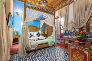 Suíte real (Lalla Zineb) | Roupas de cama premium, cofres nos quartos, individualmente decorados