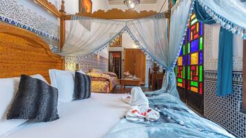 Ropa de cama de alta calidad y caja de seguridad en la habitación