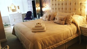Family Apartment, Private Bathroom, Garden View - Newmarket Boutique Apartments (Newmarket)