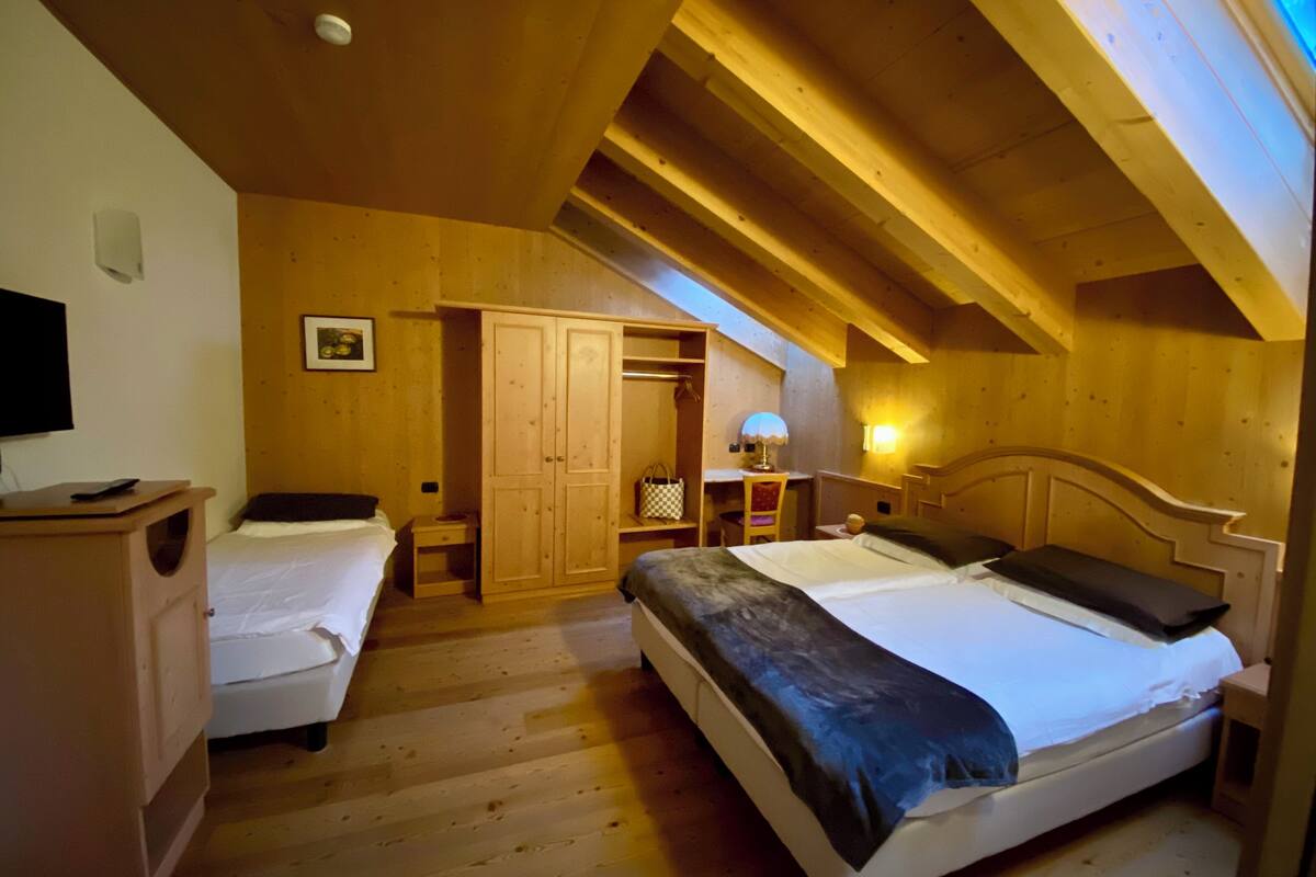 triple room | premium bedding, in-room safe, desk, blackout curtains