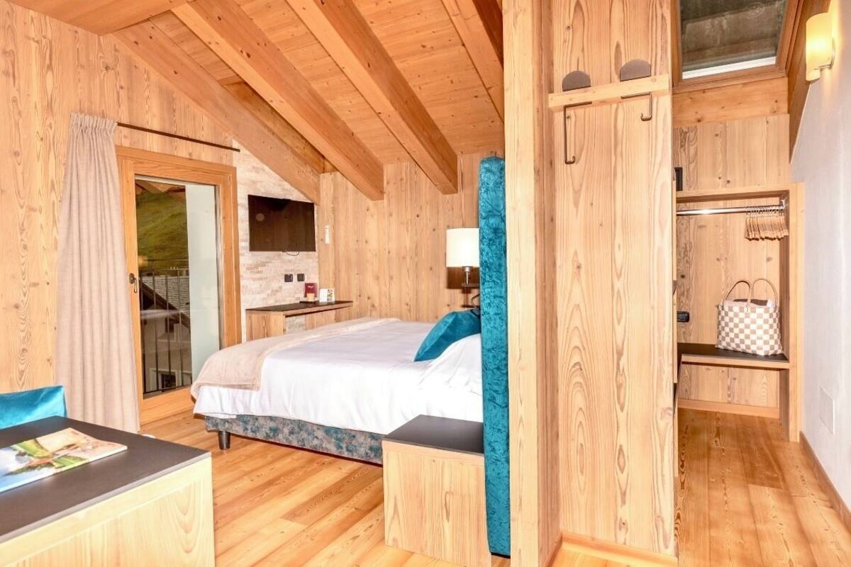 Ropa de cama de alta calidad y caja de seguridad en la habitación 