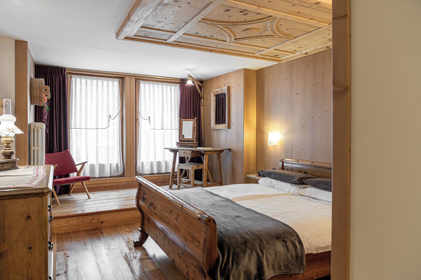 Romantic Double Room | Premium bedding, in-room safe, desk, laptop workspace