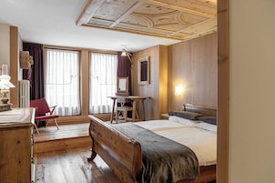 Quarto casal romântico | Roupas de cama premium, cofres nos quartos, escrivaninha