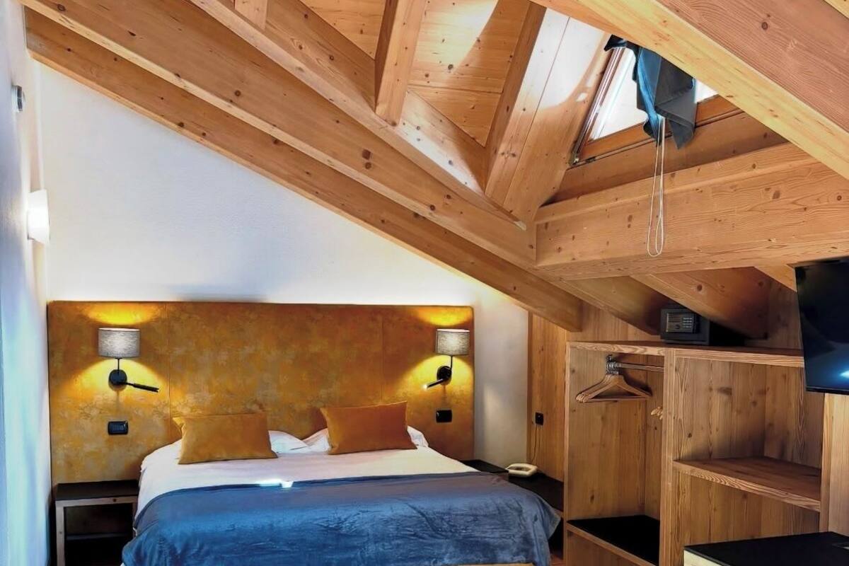 Ropa de cama de alta calidad y caja de seguridad en la habitación 