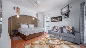 Rom | Safe på rommet, skrivebord for bærbar PC og blendingsgardiner