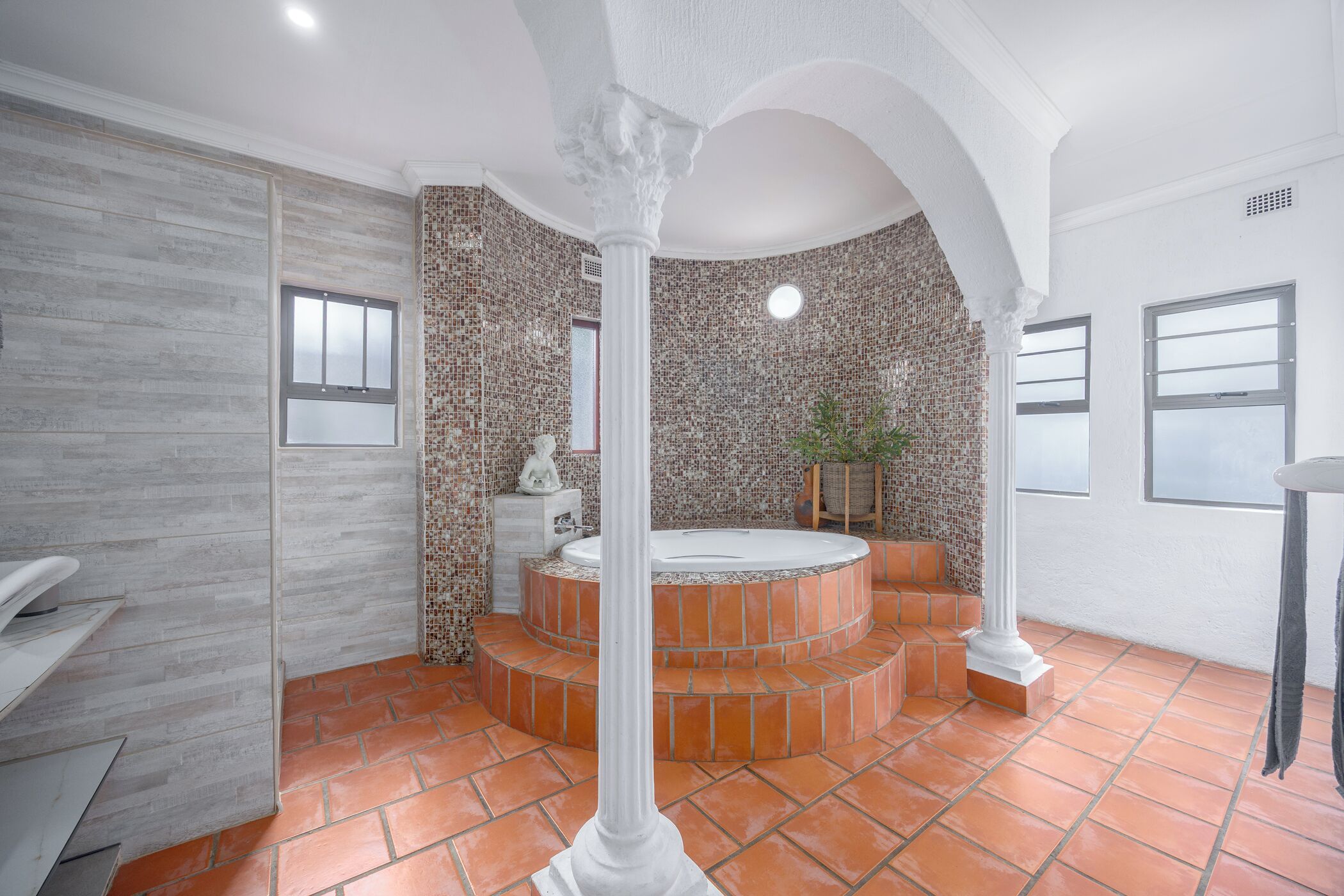 Huone | Kylpyhuone | Ilmaiset hygieniatuotteet, hiustenkuivaaja, pyyhkeet