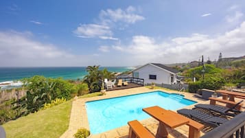 Hồ bơi ngoài trời, dù/ô trên bãi biển/hồ bơi, ghế dài tắm nắng