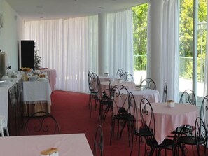Daily continental breakfast (EUR 5 per person)