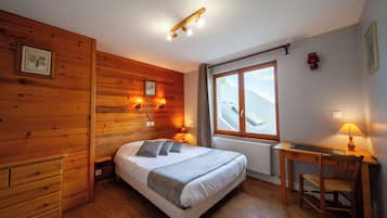 Escrivaninha, ferros/tábuas de passar roupa, berços grátis