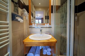 Comfort Twin Room | Hypo-allergenic bedding, desk, iron/ironing board, free cots/infant beds - Auberge des Montauds - Hôtel & Restaurant (Villard-de-Lans)