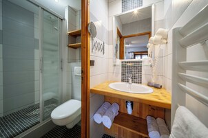 Habitación familiar | Baño | Ducha, secador de pelo y toallas