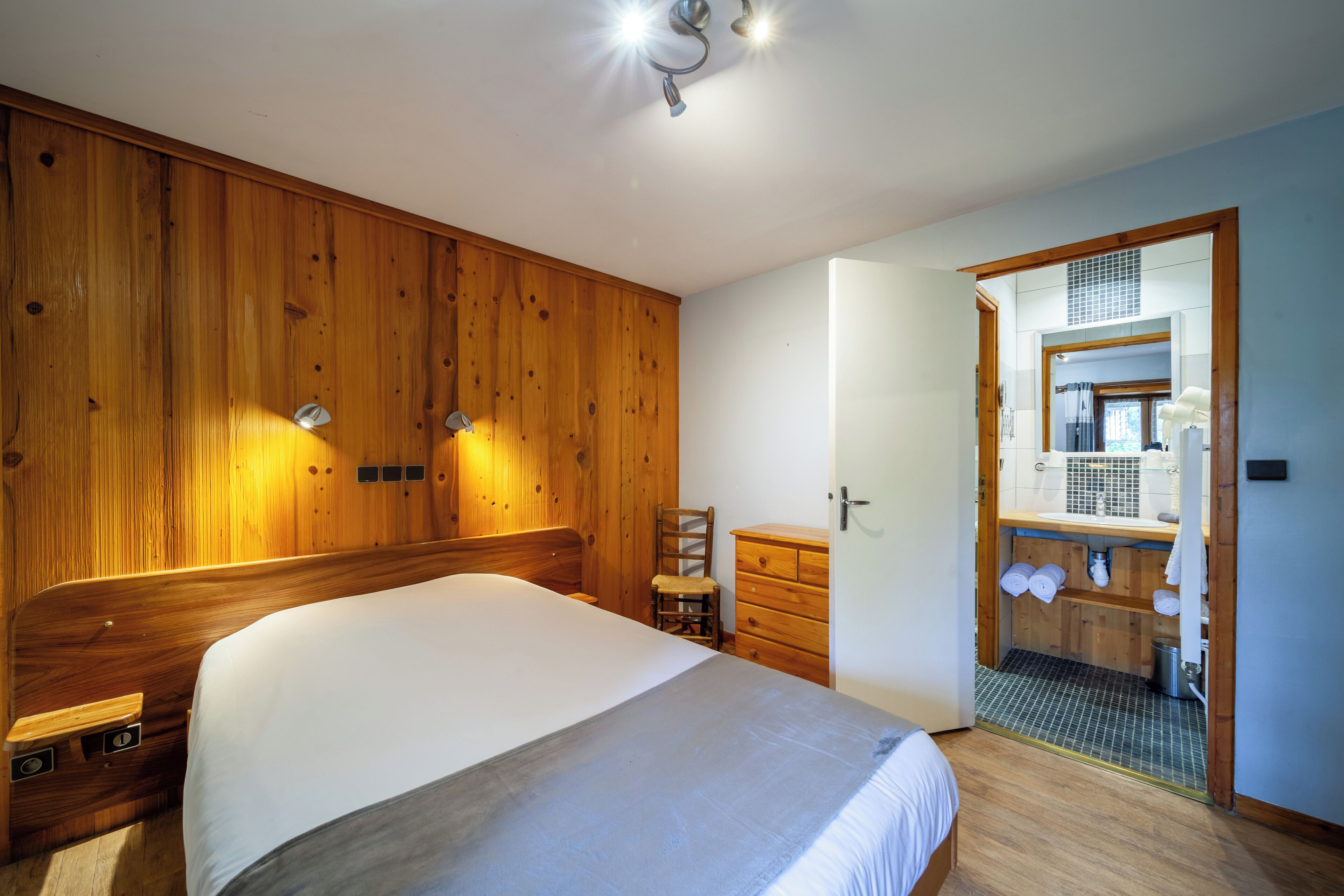 comfort double room | 1 bedroom, desk, iron/ironing board, free cots/infant beds