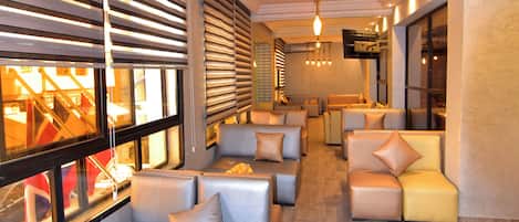 2 restaurants servant le déjeuner et le dßner, plats Cuisine marocaine