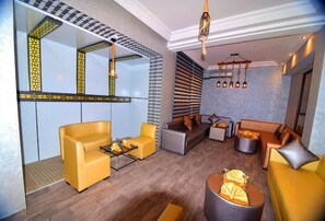 2 restaurants servant le déjeuner et le dîner, plats Cuisine marocaine