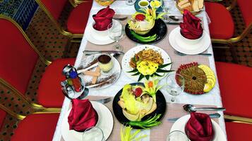 2 restaurants servant le déjeuner et le dîner