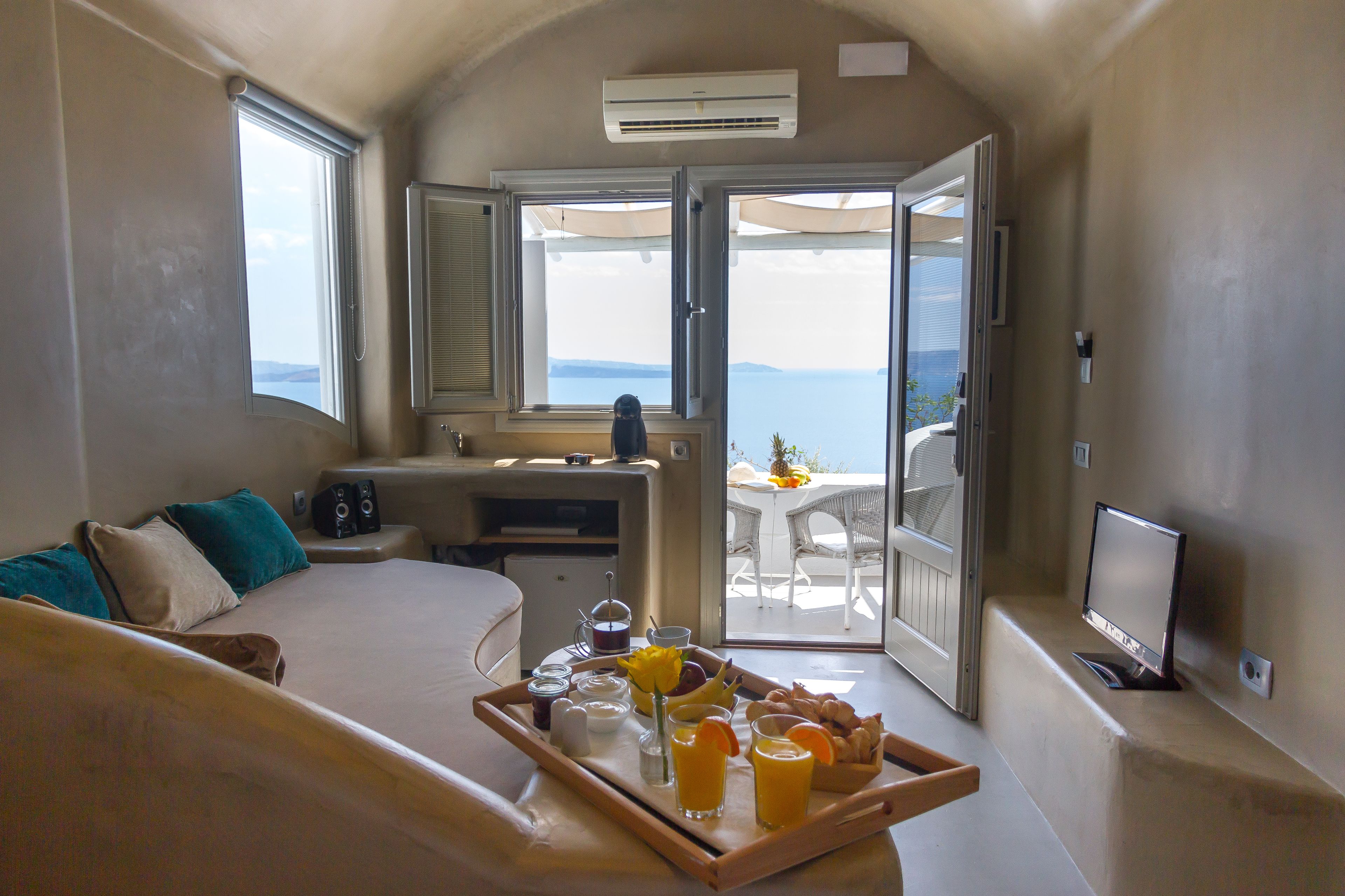 Superior Villa with Outdoor Hot Tub and Caldera view | Wohnbereich | 25-Zoll-Flachbildfernseher mit Satellitenempfang, Fernseher