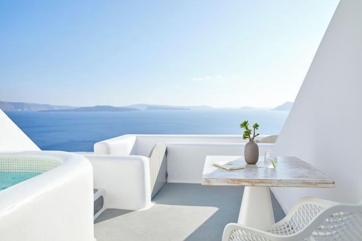 Junior Suite With Outdoor Hot Tub And Caldera View