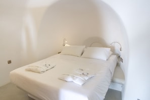 Honeymoon Villa with Outdoor Hot Tub and Caldera View | 1 bedroom, down comforters, Select Comfort beds, minibar