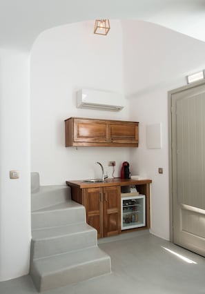 Deluxe Suite with Outdoor Private Pool and Caldera View | Room amenity