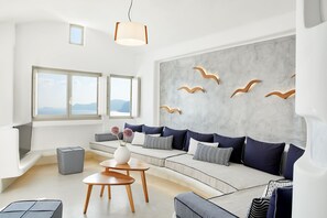 Senior Suite with Outdoor Plunge Pool and Caldera View | Wohnbereich