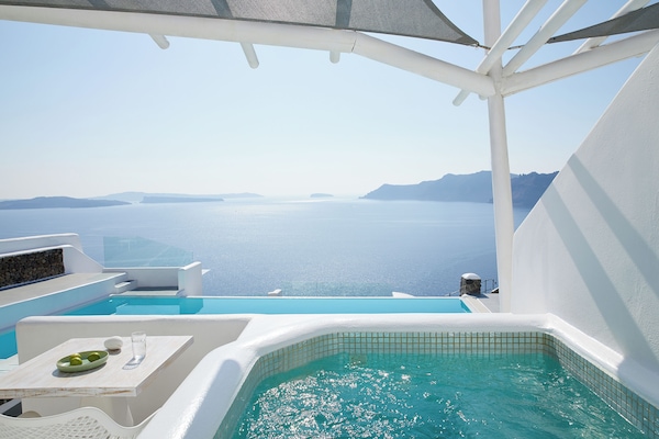 Elegant Suite with Outdoor Hot Tub and Caldera view - Pool Front | Utsikt fra rommet