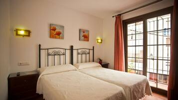 Standaard tweepersoonskamer | Luxe beddengoed, donsdekens, bedden met traagschuimmatrassen