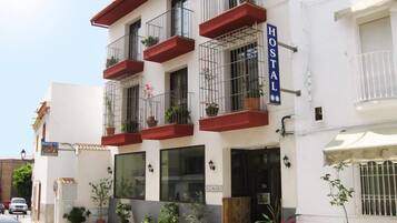 Vista frontal de la propiedad