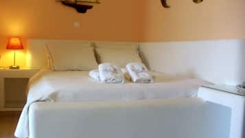 Estudio superior, vista parcial al mar | Sábanas de algodón egipcio y ropa de cama de alta calidad