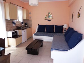 Family Apartment, Sea View | Private kitchenette