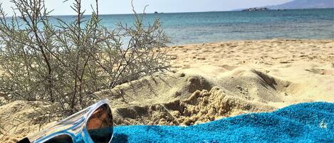 En la playa y bote de remos o canoa