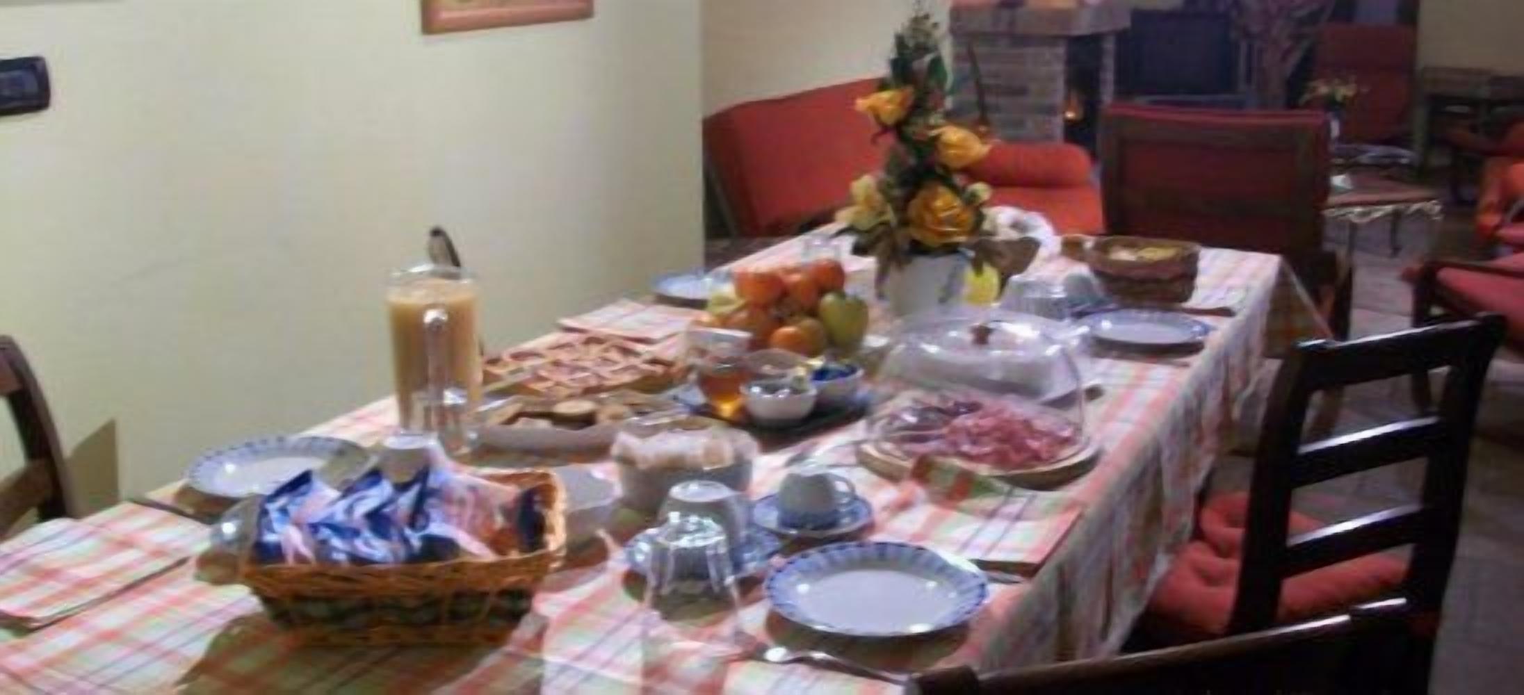Een eettafel gedekt met verschillende gerechten en een middelpunt.