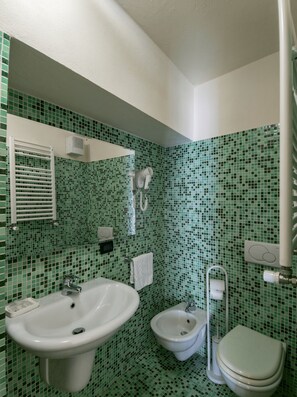 Ducha, secador de pelo, bidet, jabón