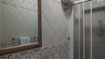 Dusche, Haartrockner, Bidet, Seife