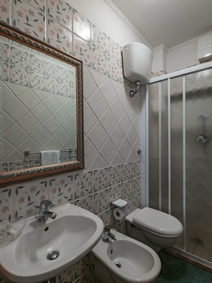 Shower, hair dryer, bidet, soap - B&B Siena in Centro - Diffuso (Siena)