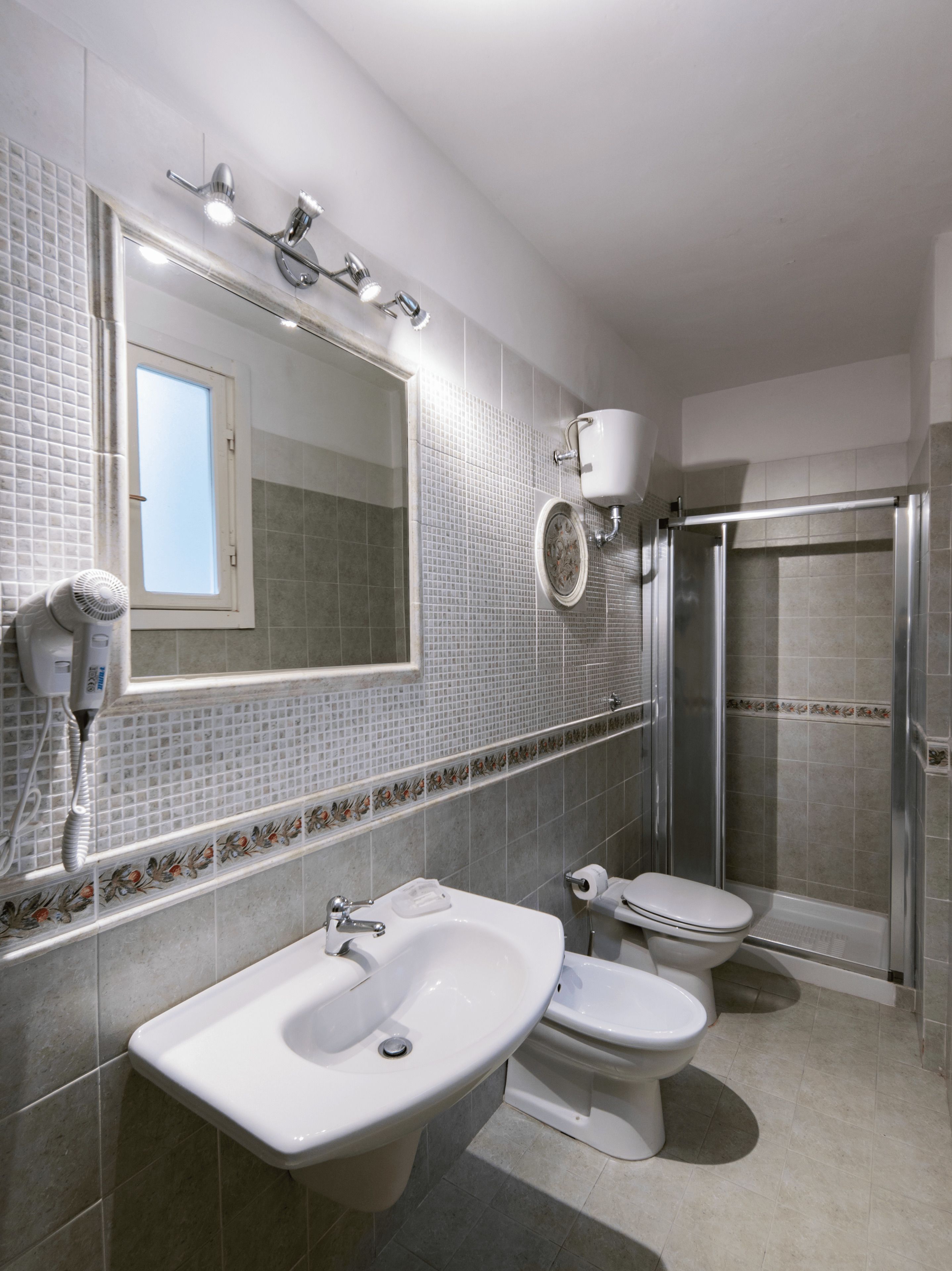 Douche, sèche-cheveux, bidet, savon