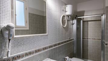 Regadera, secadora de cabello, bidet, jabón