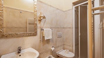 Regadera, secadora de cabello, bidet, jabón