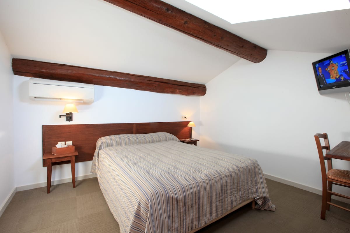 Premium bedding, in-room safe, desk, soundproofing