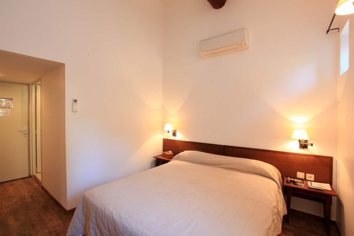 Premium bedding, in-room safe, desk, soundproofing