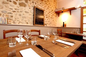 Breakfast, lunch and dinner served - Domaine les Méjeonnes (Valaurie)