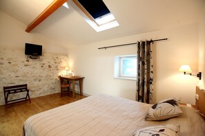 Premium bedding, in-room safe, desk, soundproofing - Domaine les Méjeonnes (Valaurie)