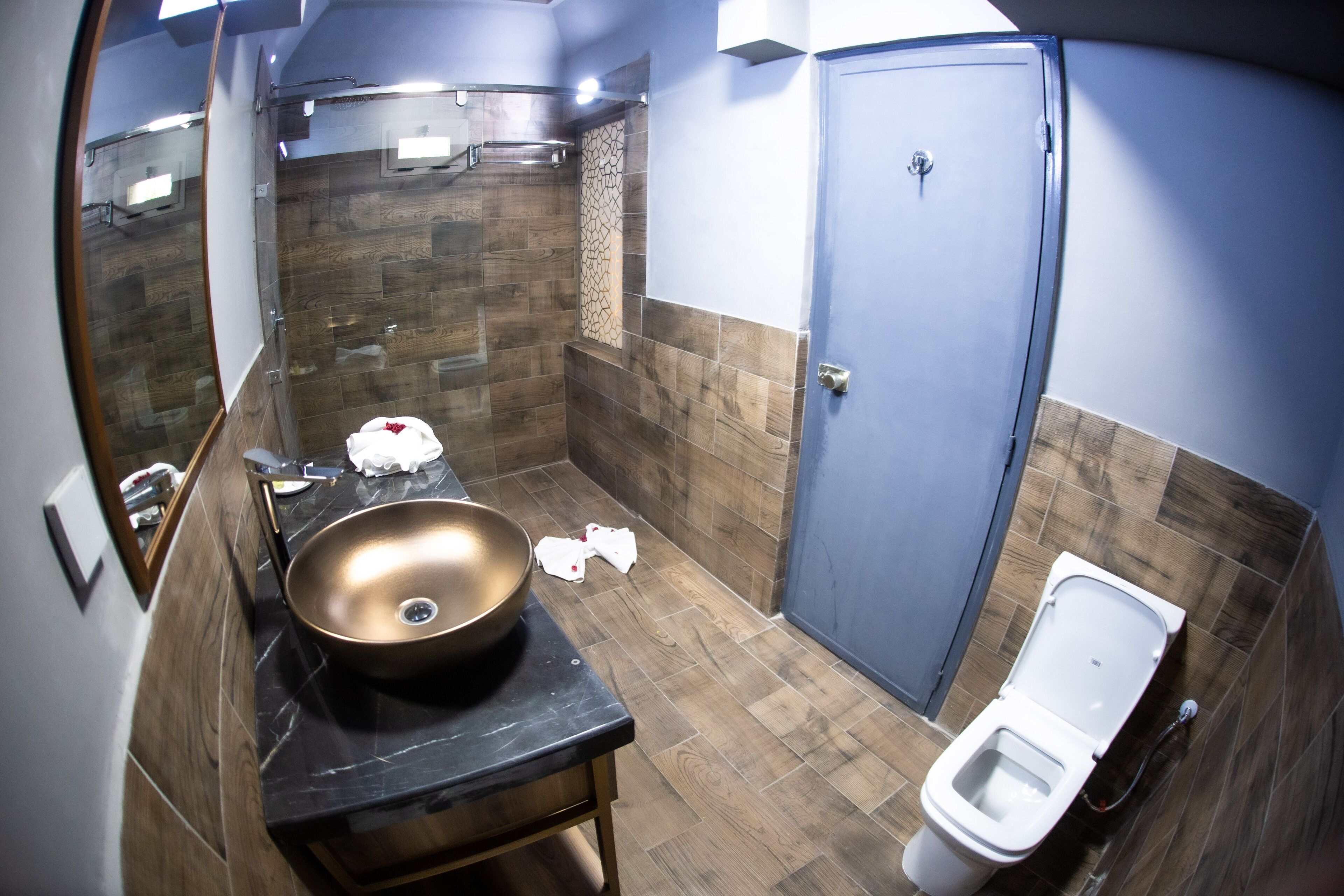 Trippelrum | Badrum | Badkar, gratis toalettartiklar, hårtork och handdukar