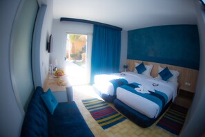 Quarto casal | Frigobar, cofres nos quartos, espaço de trabalho para notebook