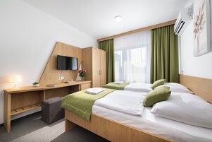 Cofres nos quartos, escrivaninha, ferros/tábuas de passar roupa