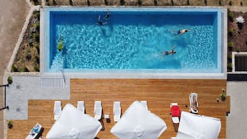 Sæsonbestemt udendørs pool, åben fra kl. 09.00 til kl. 21.00, parasoller