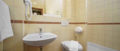 Ein Badezimmer mit Waschbecken, Toilette und Badewanne.