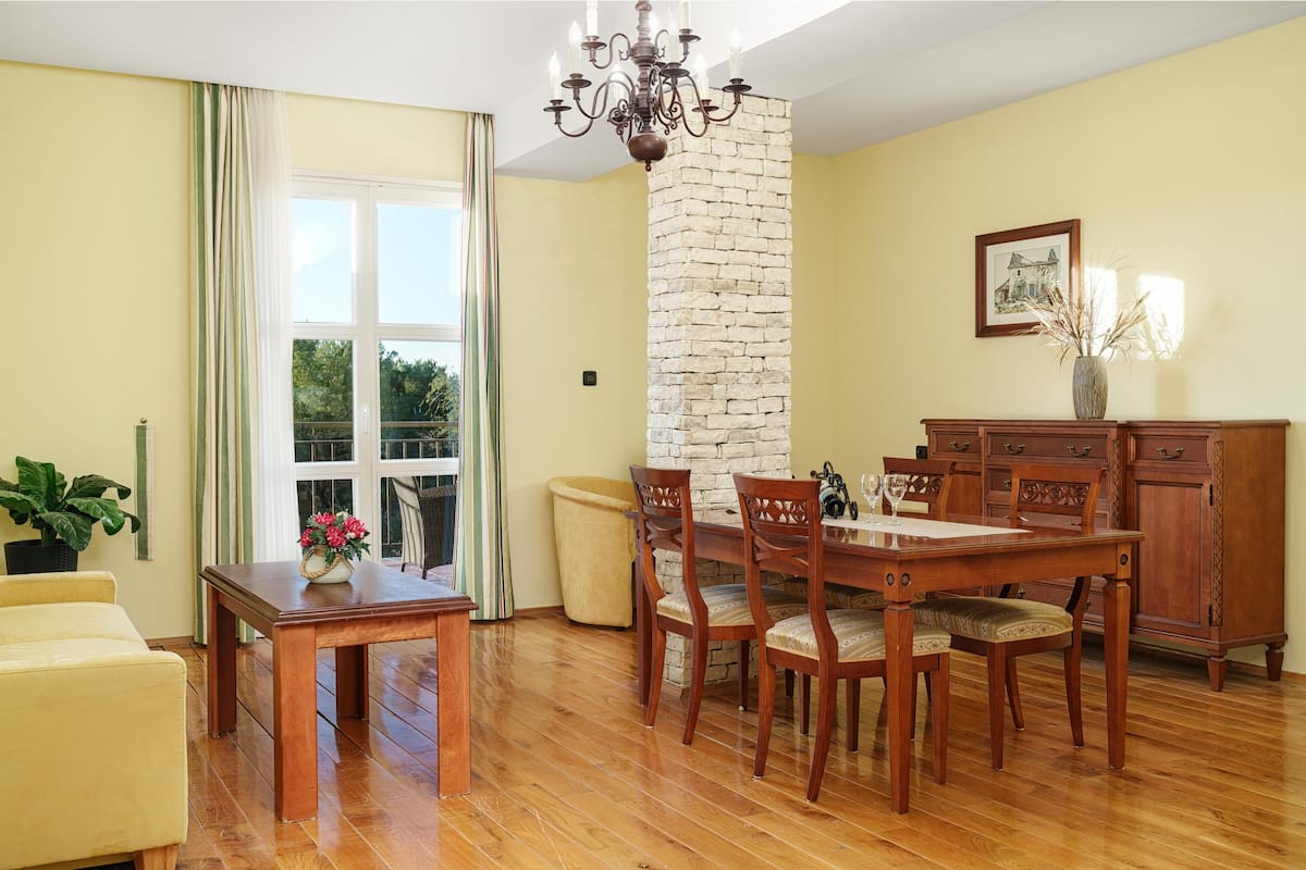 Suite Superior, 1 letto queen con divano letto, balcone, vista piscina | Soggiorno