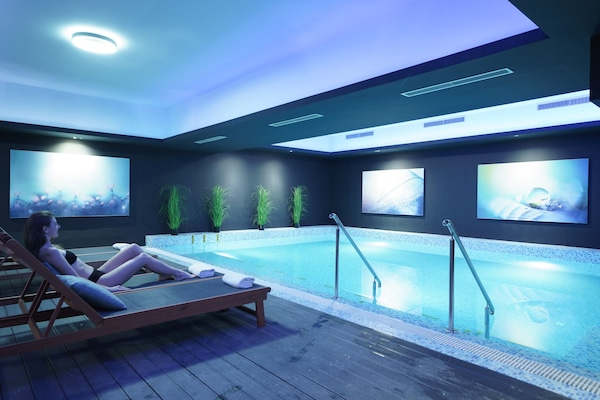 Sauna, hot tub, ruang uap, 1 ruang perawatan, dan pijat