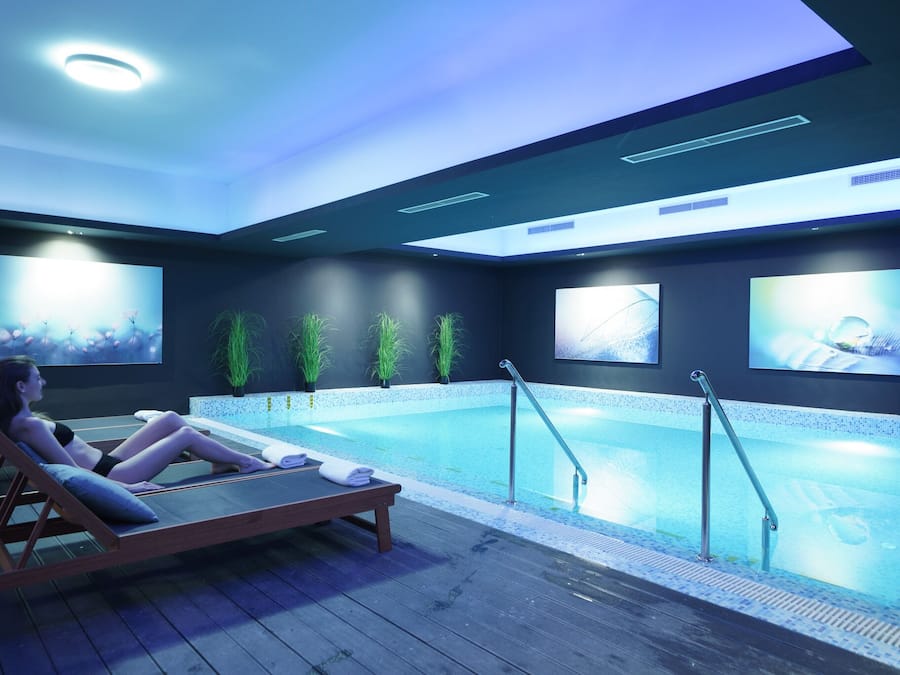 Sauna, hot tub, steam room, 1 treatment room, massages